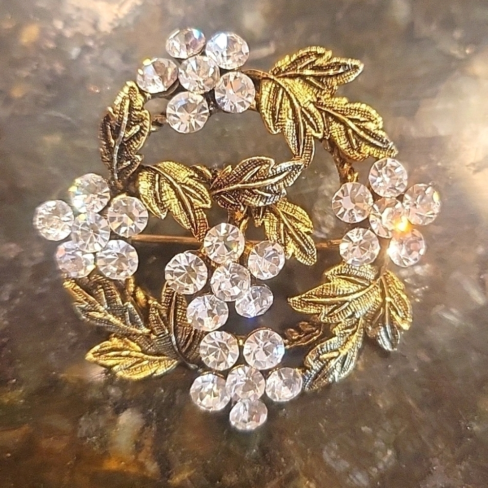 VINTAGE Mid-century Gold Tone Wreath Brooch Leaves & Rhinestones